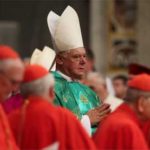 Кардинал бросил вызов Папе Римскому
